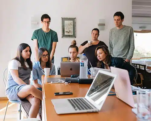 L'équipe se réunit pour discuter d'un projet