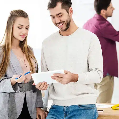 Deux amis discutent d'une nouvelle stratégie