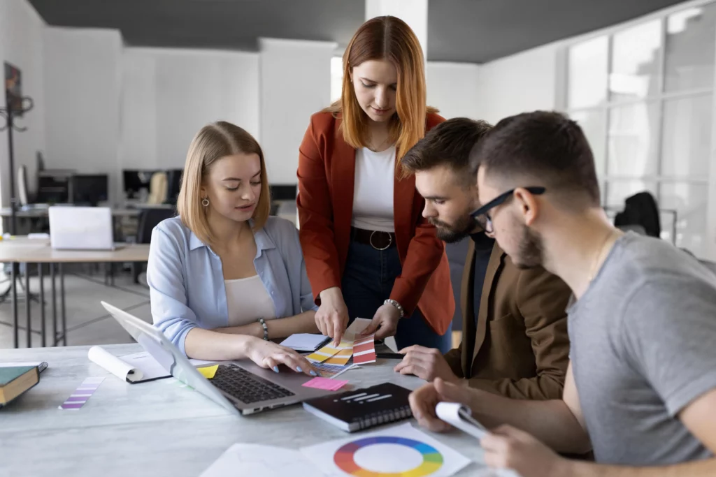 Une équipe de Plyvexia Agency en pleine discussion sur un projet, illustrant la collaboration, la stratégie et la planification efficace